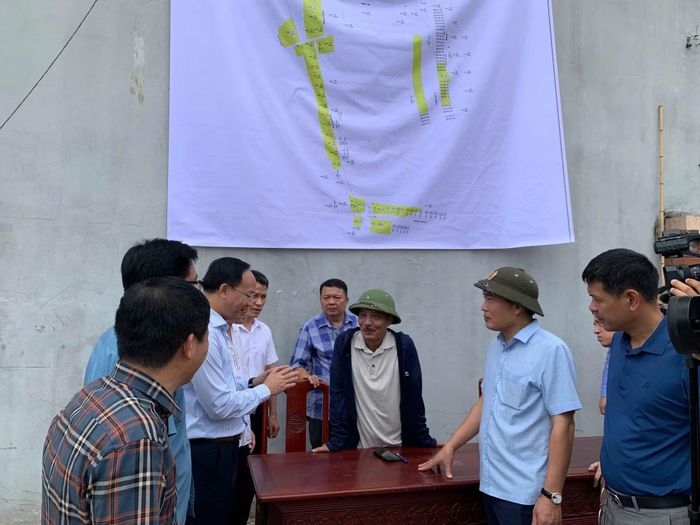 Phó Chủ tịch UBND tỉnh Bắc Ninh Phạm Văn Thịnh động viên bà con tại lễ bàn giao mặt bằng thôn Tử Nê.