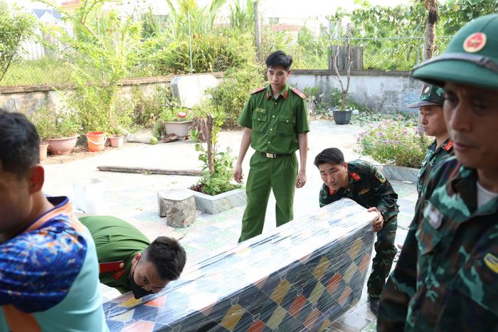 CBCS Công an tỉnh Bắc Ninh vận chuyển đồ đạc giúp người dân.