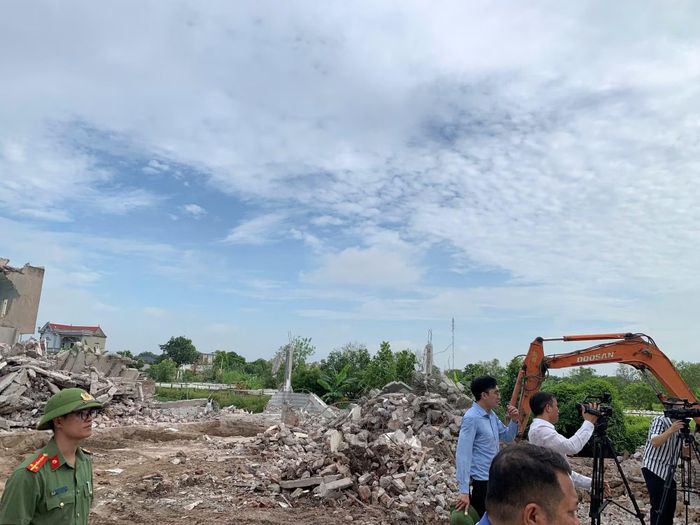 Lực lượng chức năng phá dỡ các công trình để bàn giao mặt bằng cho nhà đầu tư.