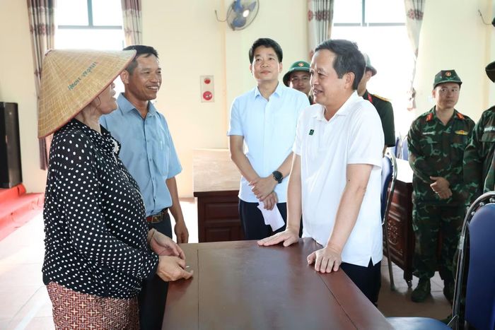 Chủ tịch UBND tỉnh Bắc Ninh Phạm Hoàng Sơn kiểm tra tiến độ dự án, gặp gỡ người dân phải di dời.