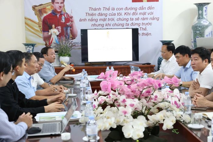 Phó Chủ tịch UBND tỉnh Bắc Ninh Phạm Văn Thịnh, Đại tá Bùi Chiến Thắng, Phó Giám đốc Công an tỉnh Bắc Ninh làm việc với giáo xứ Tử Nê.