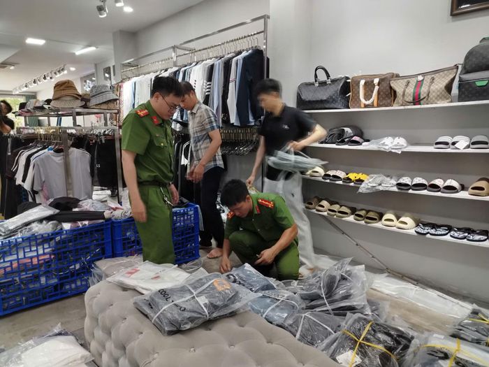 Hàng ngàn sản phẩm gắn nhãn mác giả mạo thương hiệu nổi tiếng bày bán tại Cửa hàng TN Luxury đã bị tạm giữ.