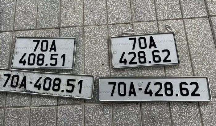 Biển số xe giả.