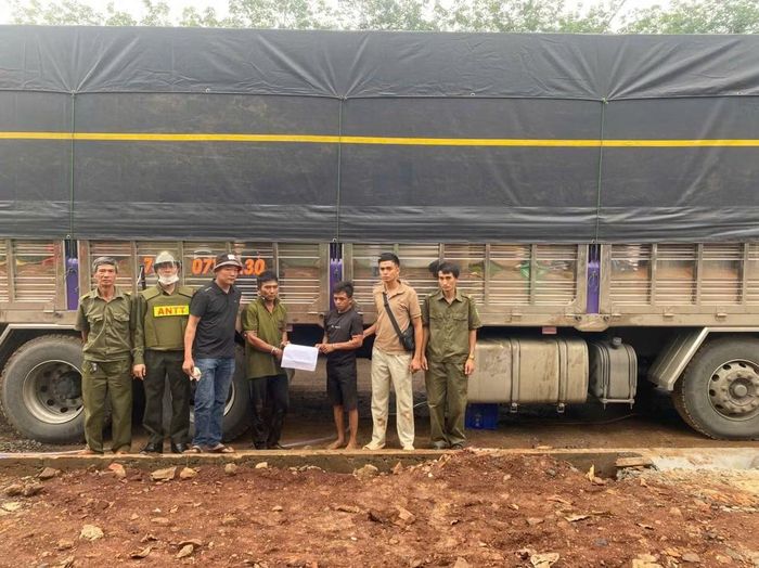 Hiện trường đối tượng trộm dầu bị bắt quả tang.