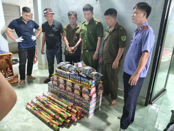 Lực lượng chức năng phát hiện và thu giữ 240 kg pháo nổ các loại.