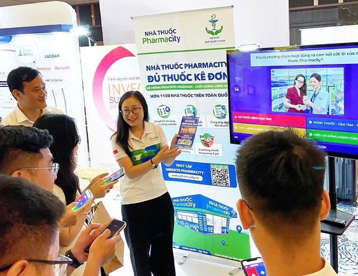 Gian hàng của Pharmacity tại Hội nghị Khoa học Tâm thần Toàn quốc lần thứ V nhận được nhiều sự quan tâm từ đội ngũ chuyên gia, y bác sĩ tham dự.