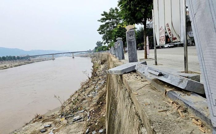 Các cấu kiện đá không đủ tiết diện mộng, mộng đá và kết cấu liên kết chính chỉ được gắn kết sơ sài bằng vật liệu kết dính. Ảnh: Long Nguyễn