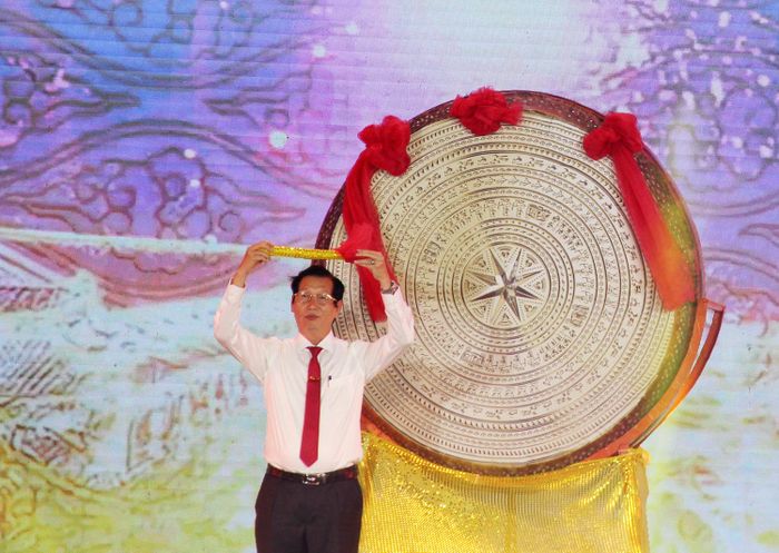 Phó chủ tịch UBND tỉnh An Giang Lê Văn Phước đọc diễn văn và đánh trống khai hội. Ảnh: Duy Khang - Phạm Trung.