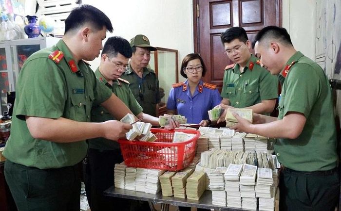 Lực lượng chức năng tỉnh Lạng Sơn khám xét, thu thập tài liệu, tiền mặt phục vụ công tác điều traẢnh: thethaovanhoa.vn