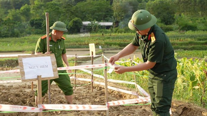 Lực lượng vũ trang xã thực hiện các biện pháp bảo đảm an toàn tại hiện trường.