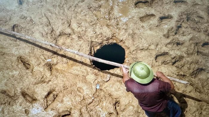 Miệng hố rộng khoảng 55 cm, nhưng phía dưới sâu khoảng 5 m.