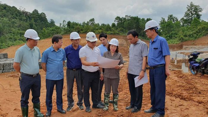 Đoàn công tác kiểm tra tại công trường thi công Dự án Trường nội trú liên cấp tiểu học - THCS Đình Phong.