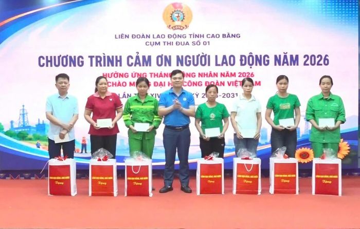 Đồng chí Bế Đăng Khoa, Chủ tịch Liên đoàn Lao động tỉnh tặng quà cho đoàn viên, người lao động có hoàn cảnh khó khăn.