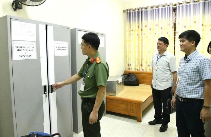 Lực lượng chức năng kiểm tra các điều kiện trước kỳ thi tốt nghiệp THPT năm 2026.
