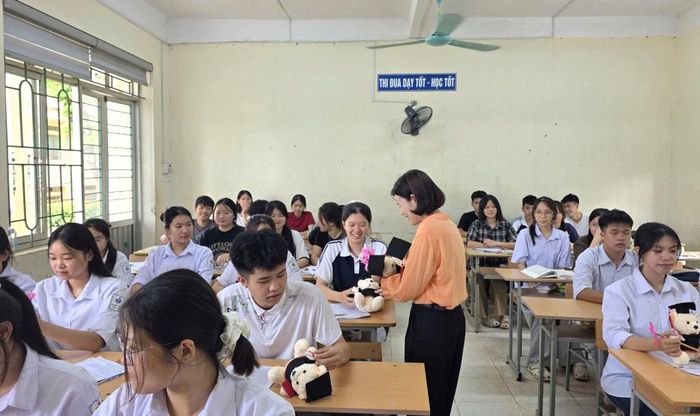 Bên cạnh việc tổng hợp kiến thức, các thầy cô Trường THPT Hòa An động viên các em học sinh trước kỳ thi quan trọng.
