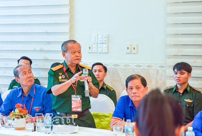 Chia sẻ với tuổi trẻ Cà Mau, đại tá Trần Văn Thông, nguyên Trưởng ban cán sự Đoàn tại Campuchia, khẳng định sự nghiệp của Đảng ta là vinh quang, là chính nghĩa.