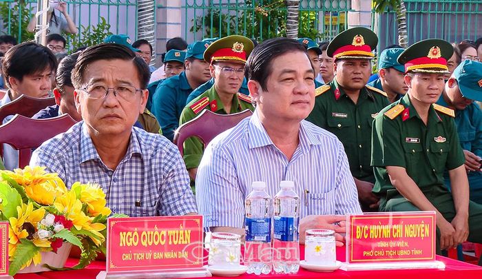 Phó Chủ tịch UBND tỉnh Huỳnh Chí Nguyện dự lễ ra quân hưởng ứng phong trào "Toàn dân chung tay bảo vệ môi trường, vì một Việt Nam xanh - sạch - đẹp" tại phường Láng Tròn.