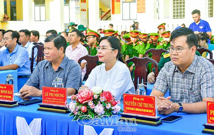  Đồng chí Lê Thị Nhung, Ủy viên Ban Thường vụ Tỉnh ủy, Phó Chủ tịch Thường trực Hội đồng nhân dân tỉnh (thứ 2 từ phải sang), tham dự lễ mít tinh tại phường Hiệp Thành.