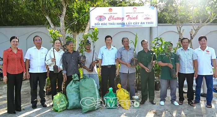  Đông đảo người dân tham gia chương trình “Đổi rác thải nhựa lấy cây ăn trái” do UBND xã Vĩnh Phước tổ chức.