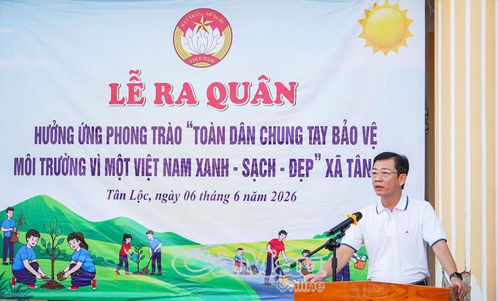  Đồng chí Lâm Văn Đoàn, Phó Bí thư Thường trực Đảng ủy xã Tân Lộc, nhấn mạnh vai trò, trách nhiệm của mỗi cán bộ, đảng viên và người dân trong việc bảo vệ môi trường, xây dựng địa phương phát triển bền vững.