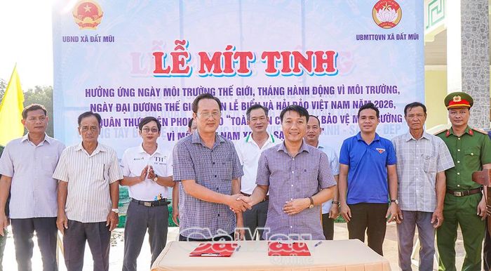 Dịp này, UBND và Ủy ban MTTQ Việt Nam xã Đất Mũi ký kết chương trình phối hợp thực hiện công tác bảo vệ môi trường.