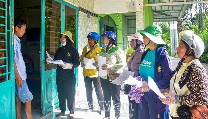  Bên cạnh đó, các lực lượng còn “đến từng ngõ, gõ từng nhà” để đẩy mạnh tuyên truyền, vận động người dân bỏ rác đúng nơi quy định, không xả rác xuống kênh rạch, góp phần xây dựng phường Hiệp Thành xanh, sạch, đẹp và văn minh.