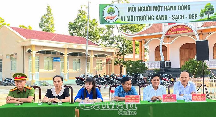 Đồng chí Bùi Tấn Bảy, Ủy viên Ban Thường vụ Tỉnh ủy, Phó Chủ tịch HĐND tỉnh Cà Mau (thứ hai từ phải sang) tham dự lễ ra quân tại Xã Hồng Dân.