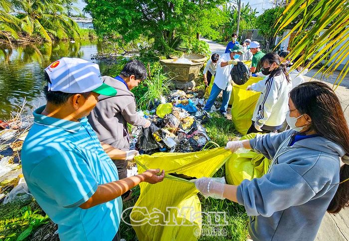 Các lực lượng tham gia xử lý các điểm tập kết rác tự phát, góp phần giảm ô nhiễm môi trường.