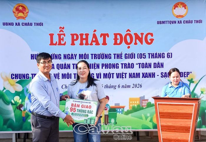  Ông Tô Thanh Hải, Phó Chủ tịch UBND xã Châu Thới, trao tượng trưng bàn giao 95 thùng rác cho Trung tâm Công ích xã.
