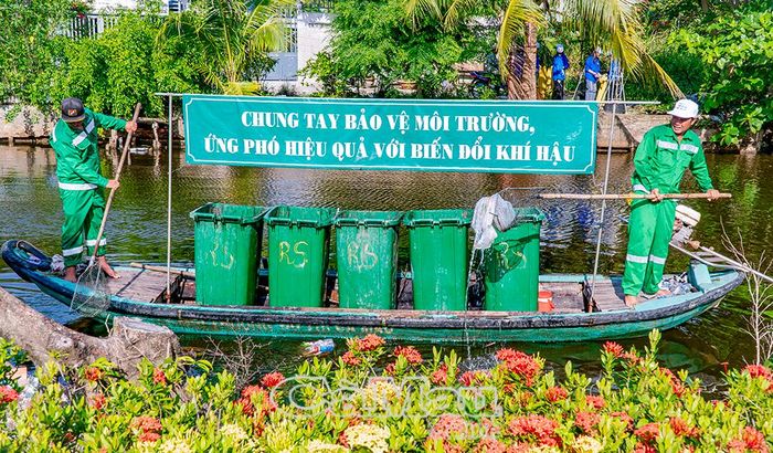 Công nhân Công ty Cổ phần Môi trường - Đô thị Cà Mau thu gom rác trên tuyến Cống Kênh mới.