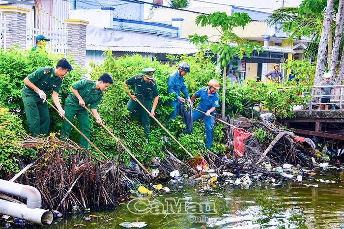  Ngay sau lễ phát động, các lực lượng đã ra quân thu gom, vớt rác thải dưới lòng kênh tại các tuyến đường trọng điểm thuộc khóm Giồng Giữa