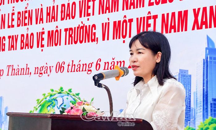 Bà Ngô Yến Nhiên, Chủ tịch Ủy ban Mặt trận Tổ quốc Việt Nam phường Hiệp Thành, đọc Lời kêu gọi của Ủy ban Trung ương Mặt trận Tổ quốc Việt Nam, góp phần lan tỏa thông điệp bảo vệ môi trường sâu rộng đến từng ngõ ngách, từng hộ gia đình.