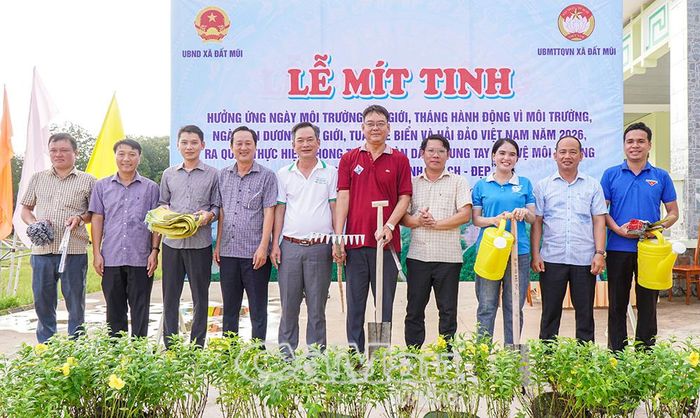 Phó Chủ tịch Ủy ban MTTQ Việt Nam tỉnh Nguyễn Văn Khởi (thứ năm, từ trái sang)cùng lãnh đạo địa phương trao dụng cụ cho các lực lượng thực hiện các công trình, phần việc bảo vệ môi trường.