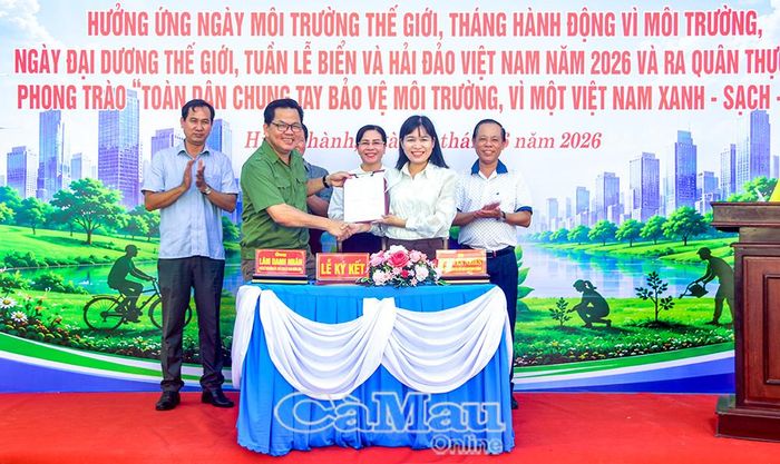 Chủ tịch UBND phường Hiệp Thành Lâm Danh Nhân trao biên bản ký kết kế hoạch phối hợp thực hiện phong trào trồng, chăm sóc cây xanh và bảo vệ môi trường trên địa bàn cho Chủ tịch Ủy ban MTTQ việt Nam phường Ngô Yến Nhiên trước sự chứng kiến của lãnh đạo tỉnh, địa phương.