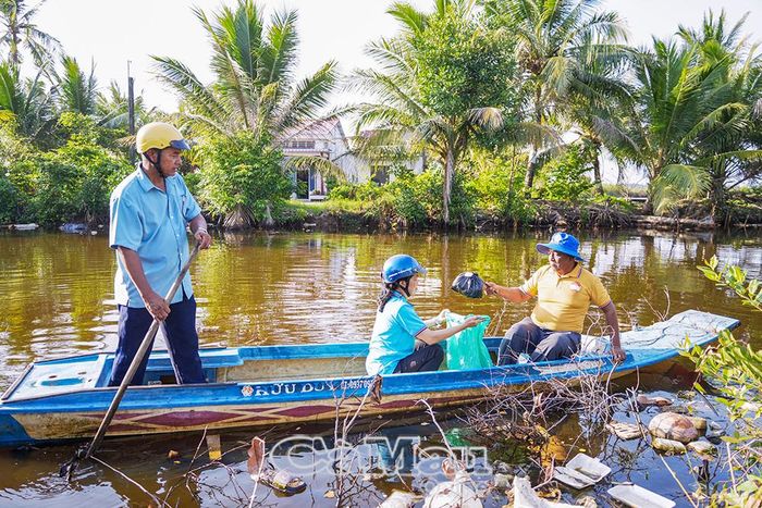 Người dân sử dụng xuồng vớt rác trên sông, khơi thông dòng chảy và nâng cao ý thức bảo vệ nguồn nước trong cộng đồng dân cư.