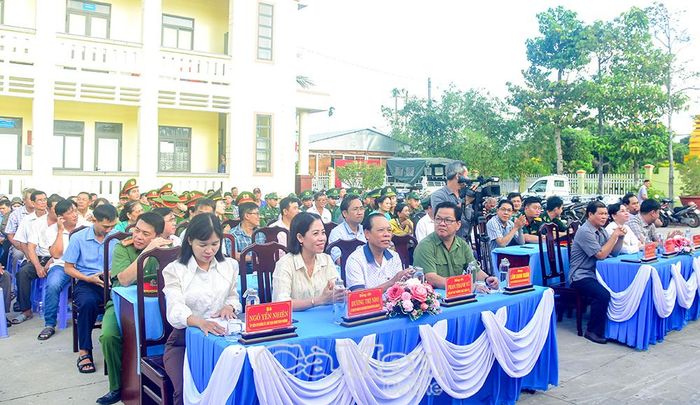  Đông đảo đoàn viên, hội viên, lực lượng vũ trang và bà con nhân dân trên địa bàn tham dự lễ mittinh.