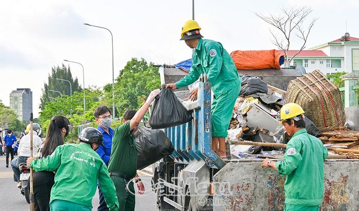 Cán bộ, hội viên và Nhân dân tham gia thu gom rác thải, xóa các điểm tập kết rác không đúng quy định trên tuyến đường Lê Hồng Phong.