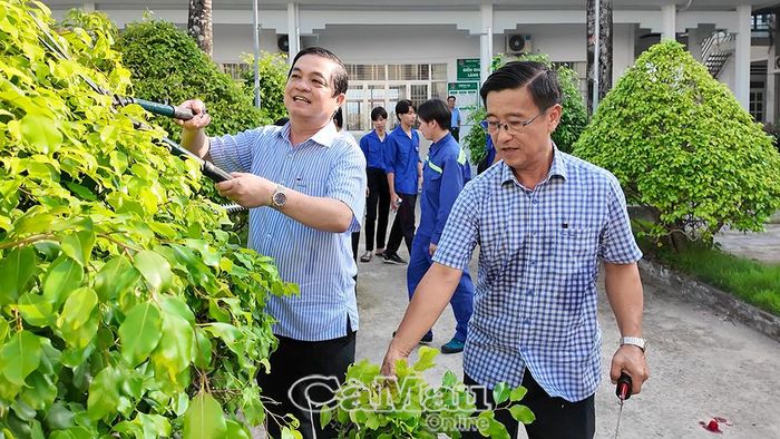 Phó Chủ tịch UBND tỉnh Huỳnh Chí Nguyện và Chủ tịch UBND phường Láng Tròn Ngô Quốc Tuấn cùng tham gia cắt tỉa cây xanh trong khuôn viên phường.