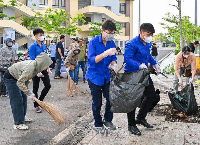 Đoàn viên tham gia quét dọn, thu gom rác trên các tuyến đường.