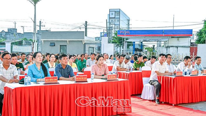 Đồng chí Tô Việt Thu, Ủy viên Ban Thường vụ Tỉnh ủy, Bí thư Đảng ủy phường Bạc Liêu (thứ 4 từ trái sang), cùng đại biểu dự lễ ra quân hưởng ứng Ngày Môi trường thế giới, Tháng hành động vì môi trường, Ngày Đại dương thế giới và Tuần lễ Biển, Hải đảo Việt Nam năm 2026.