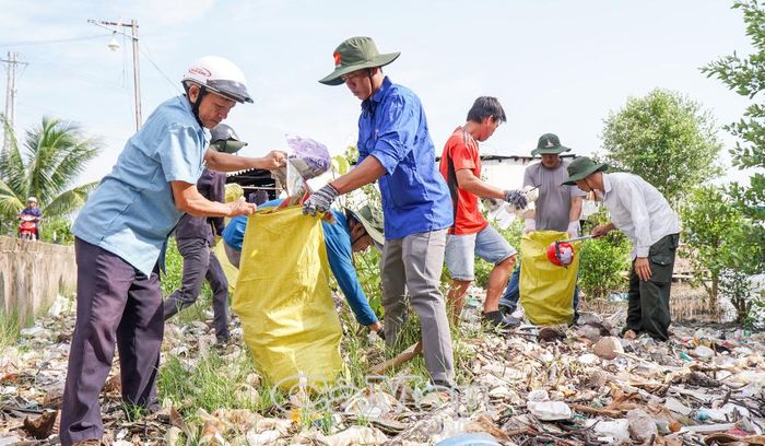 Đông đảo cán bộ và Nhân dân tham gia thu gom rác thải ven các tuyến sông trên địa bàn xã Đất Mũi.