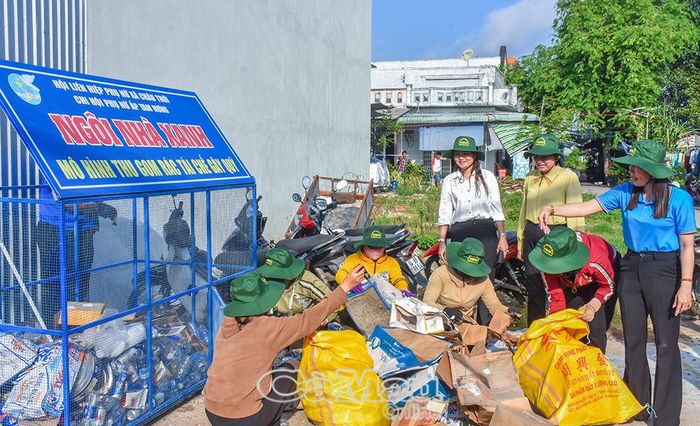 Hội LHPN xã Châu Thới ra quân phân loại rác thải sinh hoạt sau lễ phát động.