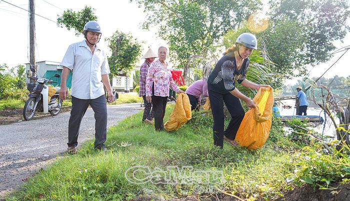 Bà con Ấp 7, xã Tân Lộc tích cực thu gom rác thải, vệ sinh hai bên lề đường giao thông nông thôn, góp phần tạo cảnh quan sạch đẹp và đảm bảo vệ sinh môi trường.