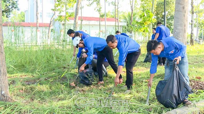 Các lực lượng tham gia dọn vệ sinh, cắt cỏ, thu gom rác thải, làm sạch các tuyến đường trên địa bàn xã sau lễ ra quân.