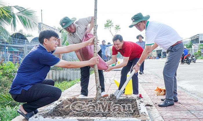 Phó Chủ tịch Ủy ban MTTQ Việt Nam tỉnh Cà Mau Nguyễn Văn Khởi (bìa phải) tham gia trồng cây hưởng ứng Ngày Môi trường thế giới năm 2026.