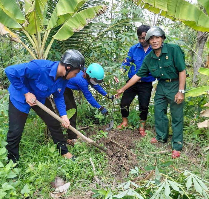  Đoàn viên, thanh niên phối hợp với hội viên cựu chiến binh trồng cây xanh trên các tuyến đường chính.