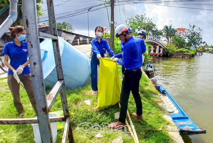  Đoàn viên, thanh niên thu gom rác thải, vệ sinh môi trường tại khu vực chợ trên địa bàn xã.