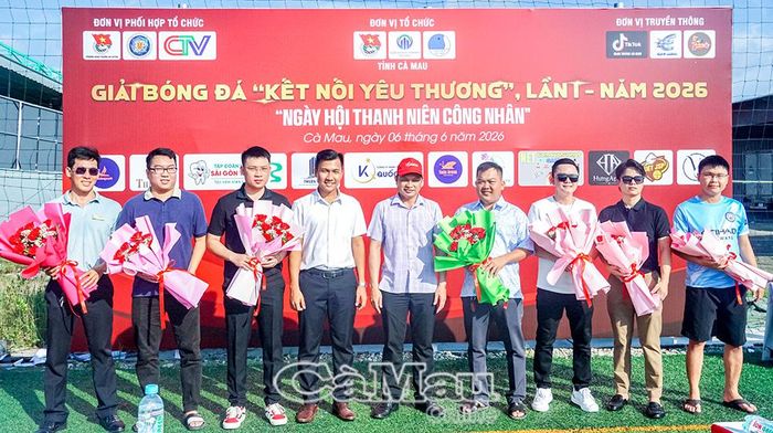  Ban tổ chức tặng hoa cảm ơn nhà tài trợ.