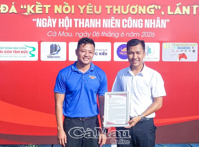 Anh Nguyễn Trần Đăng Khoa, Bí thư Đoàn phường An Xuyên, trao thư cảm ơn Ban tổ chức Giải bóng đá “Kết nối yêu thương”.