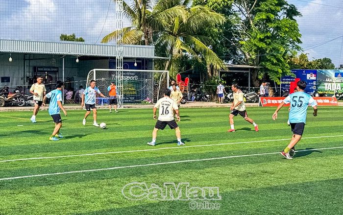 Các vận động viên tham gia thi đấu giải bóng đá “Kết nối yêu thương”.